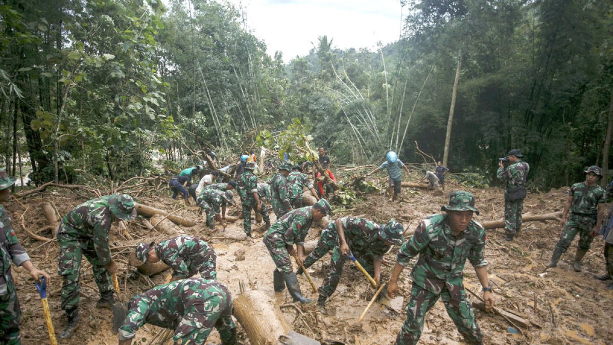 Una vintena de morts per inundacions a Indonèsia