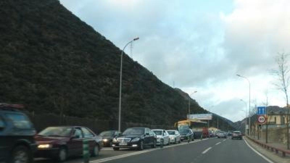 Imatge de cues de cotxes prop de la frontera amb Espanya