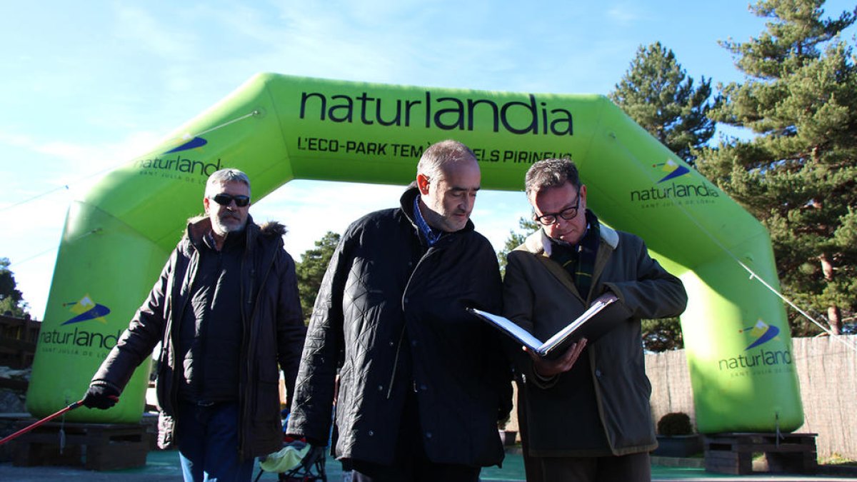 Joan Vidal, Joan Visa i Josep Vila, durant un acte de campanya a Naturlàndia