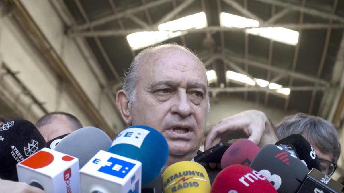 Fernández Díaz es nega a dimitir i assegura que és “víctima d'un atac”