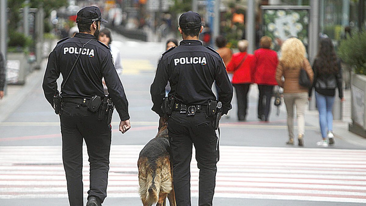 Detingut un home que va amenaçar  i agredir la parella i que portava un  ganivet pel carrer