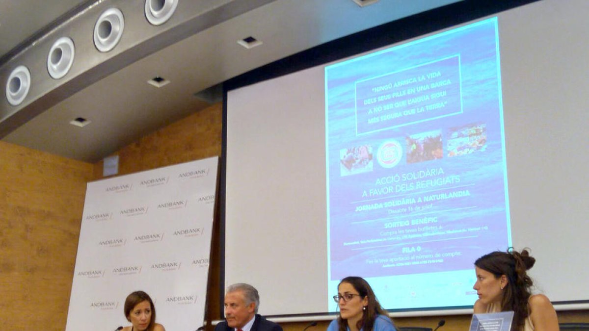 Una campanya es proposa enviar 8.500 euros a Lesbos