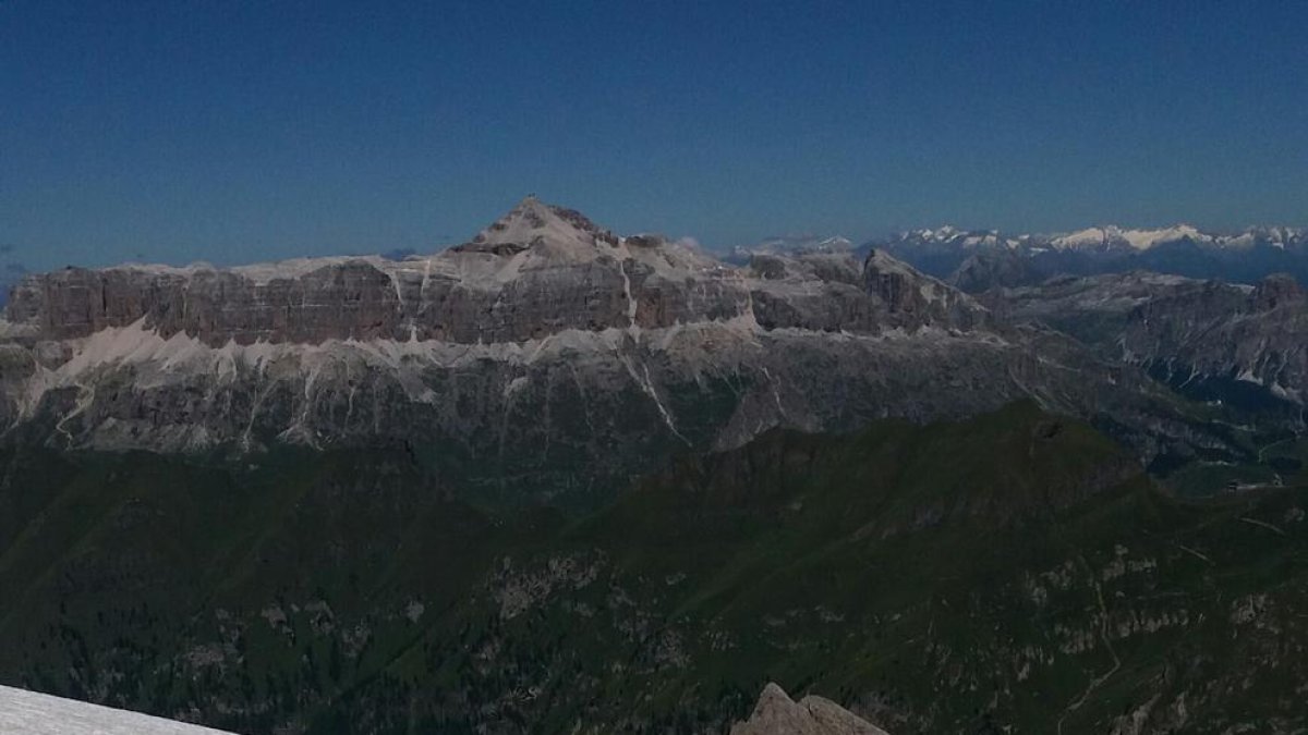 La Marmolada, al nord d'Itàlia, es pot ascendir tot l'any tot i que a l'hivern i a la primavera caldran esquís.