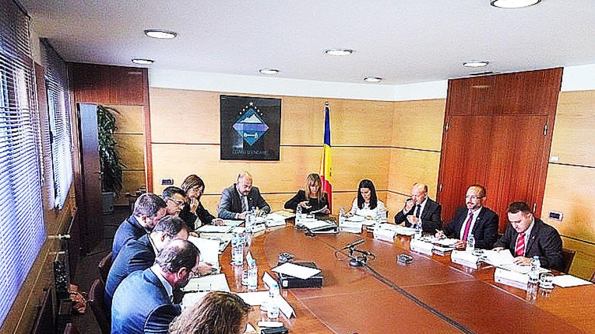 La gestió del personal del comú enutja els grups de la minoria