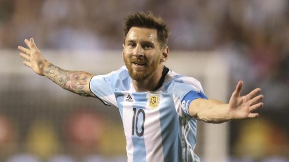 Messi fa líder l'Argentina però empitjora de les molèsties i torna a Barcelona