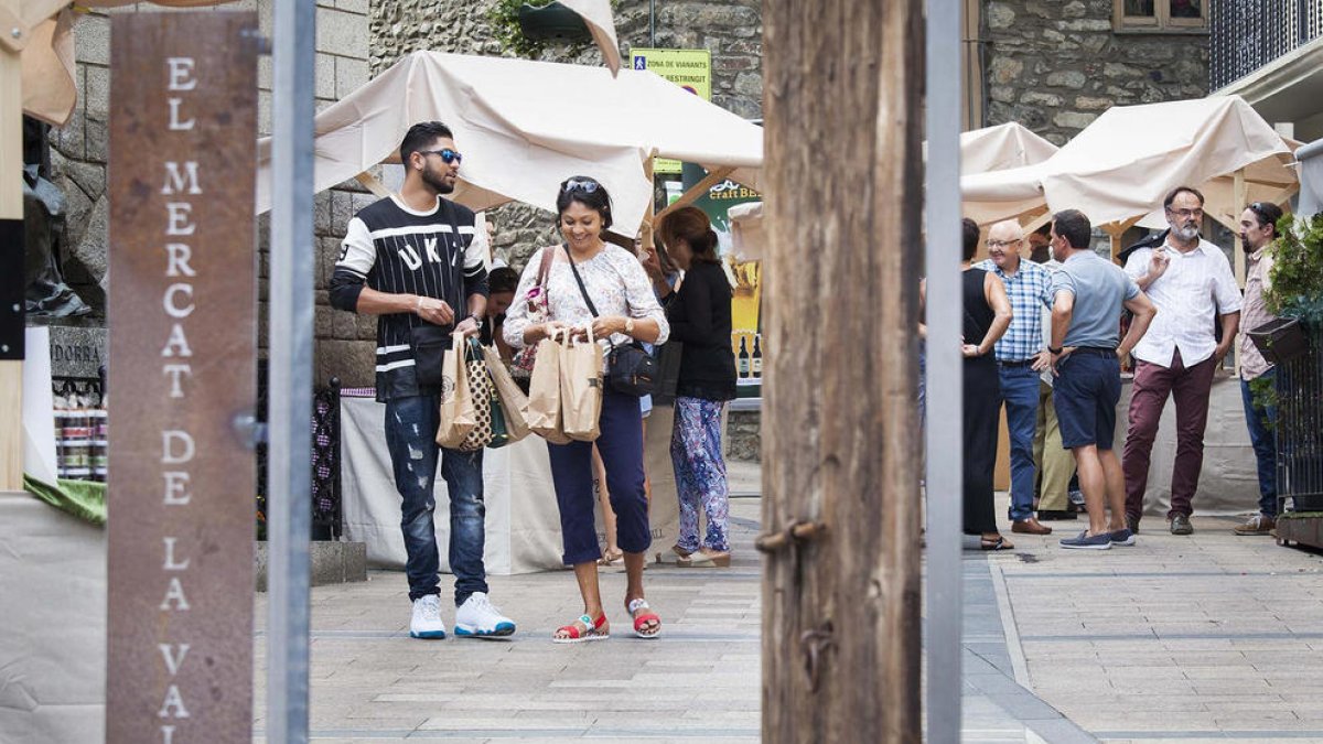 Satisfacció dels comerciants amb el mercat de la Vall malgrat la pluja