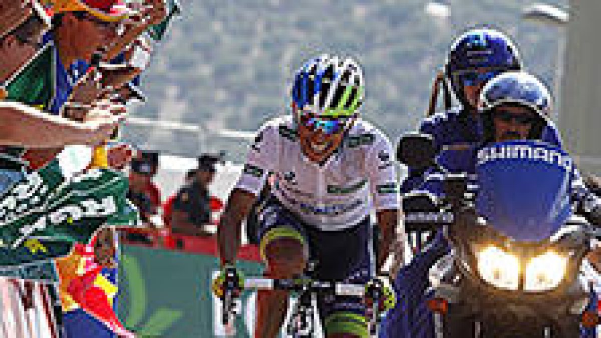 Esteban Chaves 'puja' al podi després de l'Aubisque