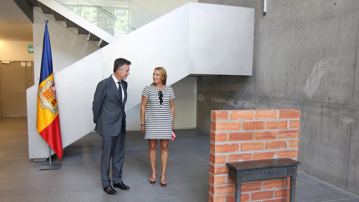 El síndic general, Vicenç Mateu i la ministra de Cultura, Olga Gelabert durant la presentació