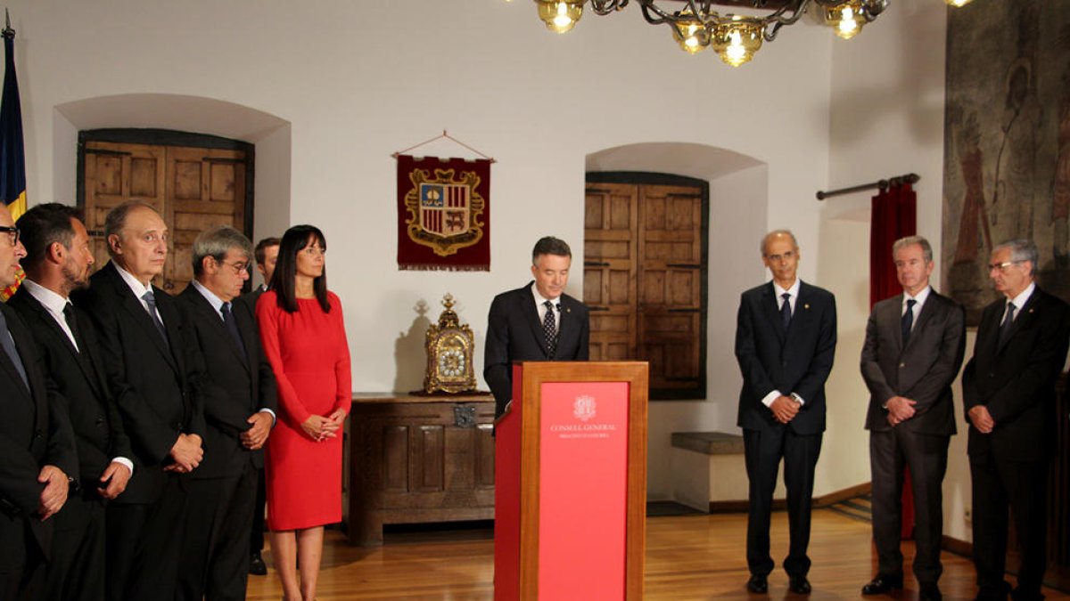 Diferents consellers Generals acompanyen al síndic en el discurs del Dia de Meritxell