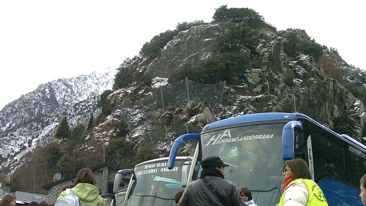 Govern estalvia mig milió d'euros amb la reducció de busos escolars