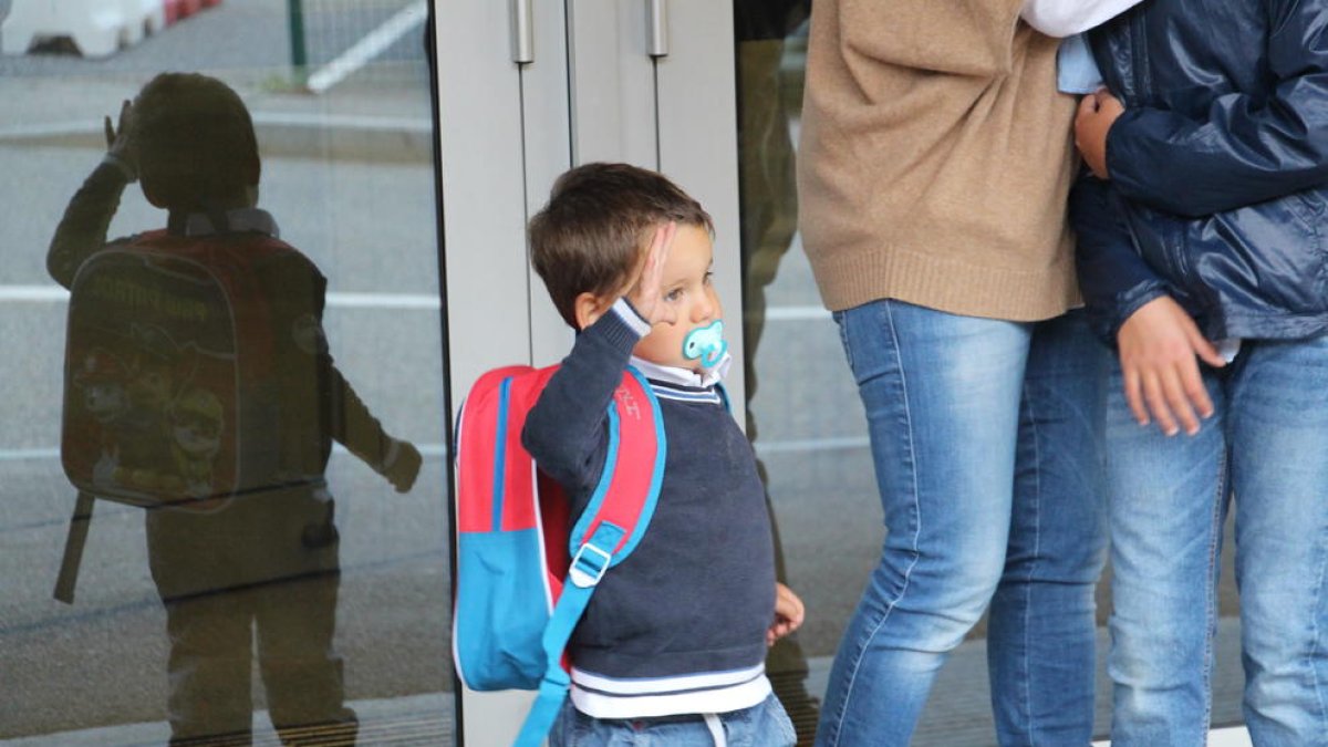 Un nen, el seu primer dia d'escola