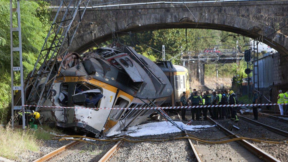 Almenys quatre morts i 47 ferits en descarrilar un tren a Pontevedra