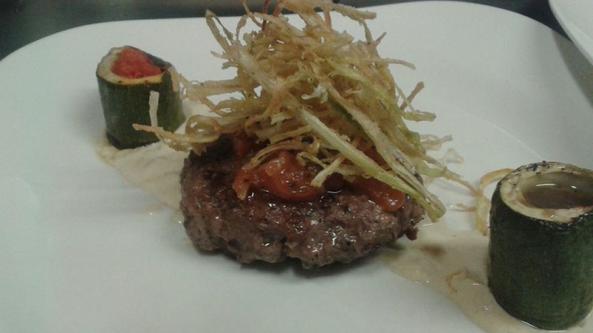 Hamburguesa de poltre amb salsa de formatge