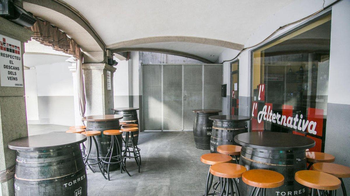 Mobilització d'un bar de la plaça Guillemó per les multes per soroll