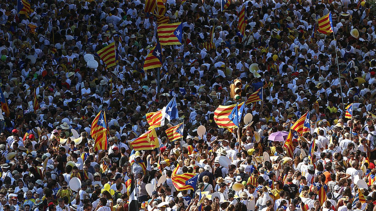 Milers d'independentistes, en una manifestació dividida en cinc ciutats