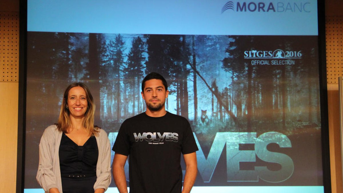 La directora de Màrqueting i Comunicació de MoraBanc, Mireia Maestre, i el director de cinema Álvaro Rodríguez.