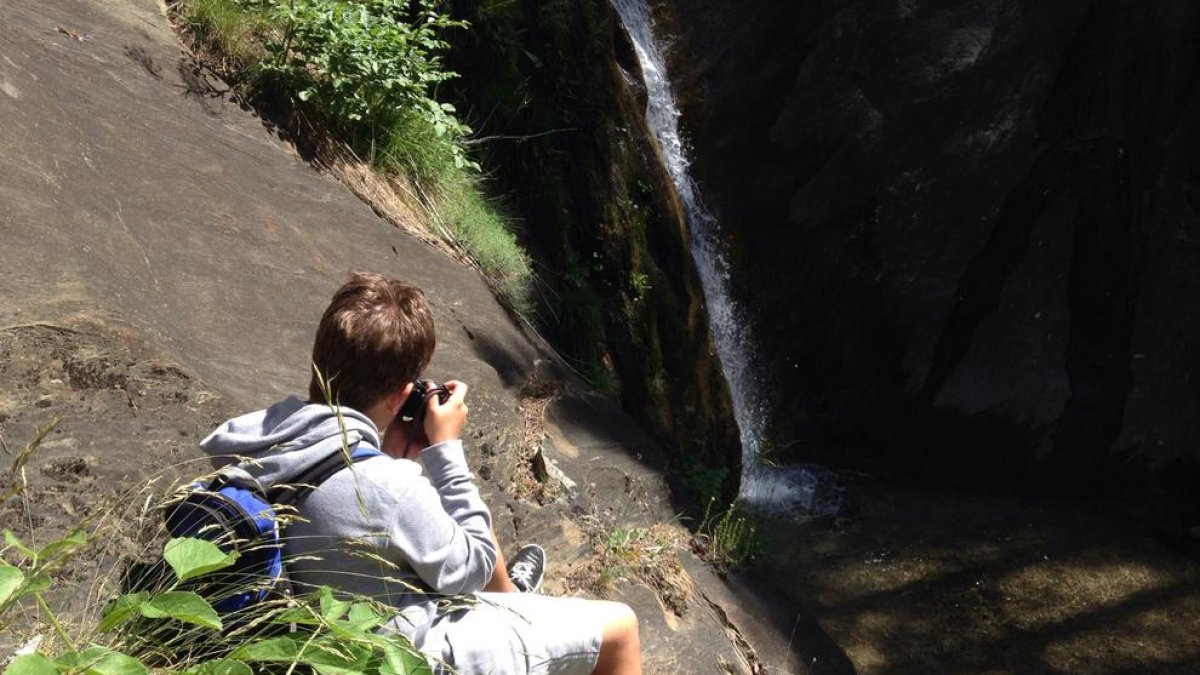 Joves s'endinsen en les tècniques de la fotografia