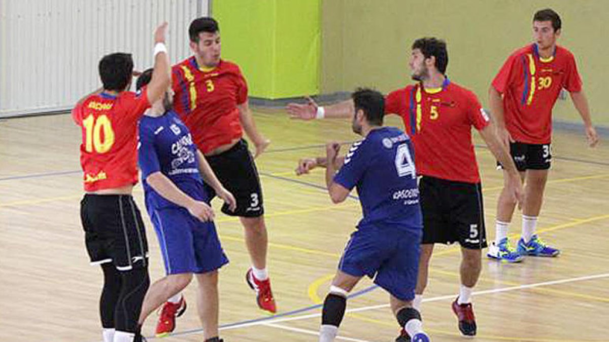 La selecció obté dos triomfs i una derrota en la seva gira de preparació per terres gallegues
