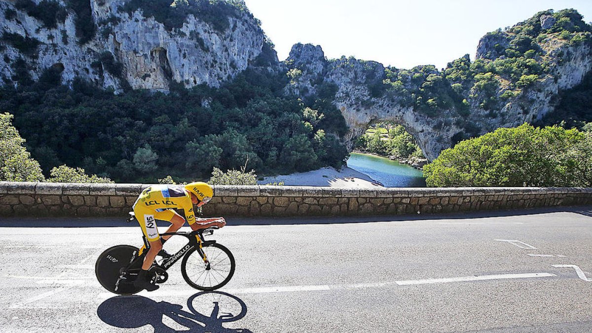 Chris Froome reforça el lideratge després d'una contrarellotge en la qual Dumoulin 'vola'