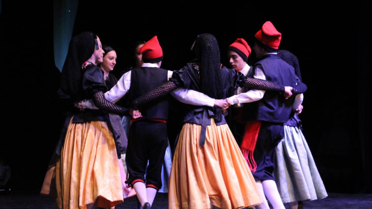 Actuació de l'Esbart d'Andorra la Vella durant la celebració del 35è aniversari