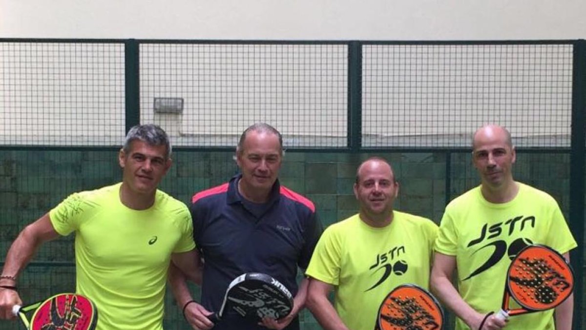 Joan Peñarroya durant un partit que va disputar amb Enric Masip, Bertín Osborne i un amic.