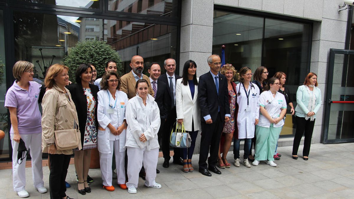 Els treballadors del Centre amb el cap de Govern i els diferents ministres.