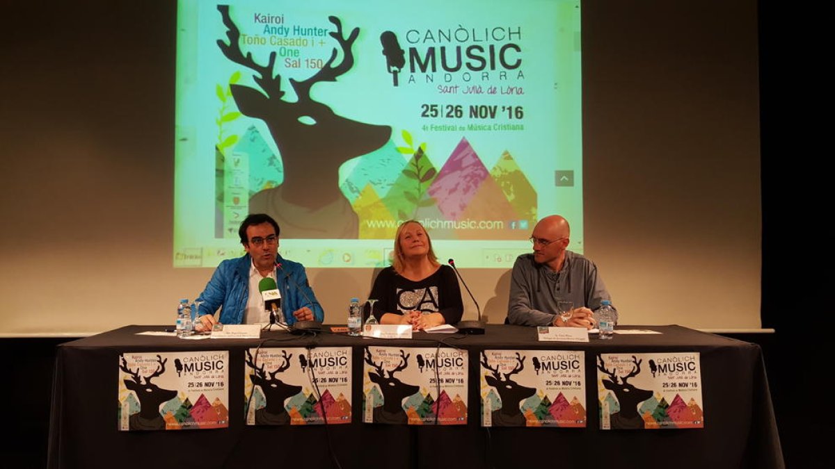 El mossèn de Sant Julià, Pepe Chisvert, la consellera de Social del Comú, Francesca Barbero, i Lluís Plana, delegat de Joventut del Bisbat d'Urgell