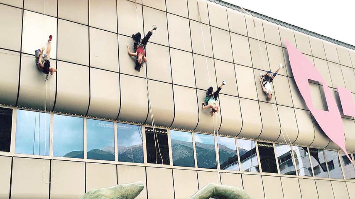 Dansar cap per avall