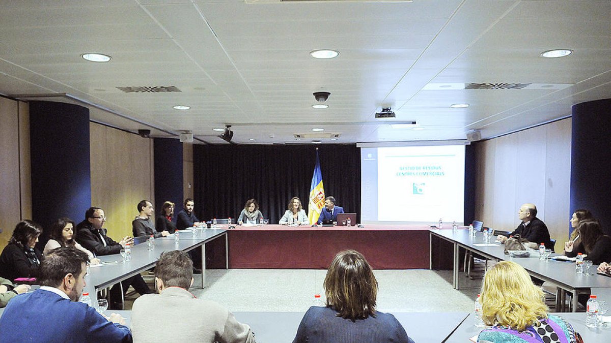 Calvó proposa apujar el preu de les bosses de plàstic a 20 cèntims