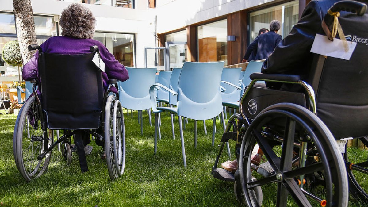 Petició de places en centres privats per a malalts d'Alzheimer