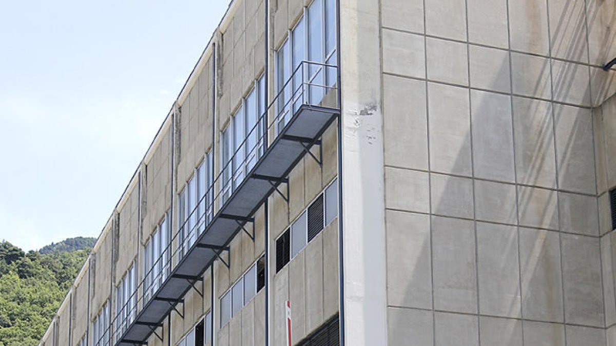 Tanquen l'entrada principal als Serradells per perill de despreniments