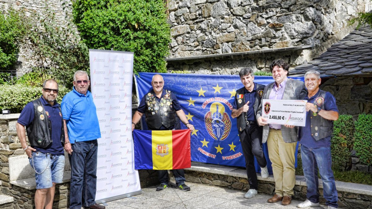 Els motoristes policies donen 2.400 euros pel càncer