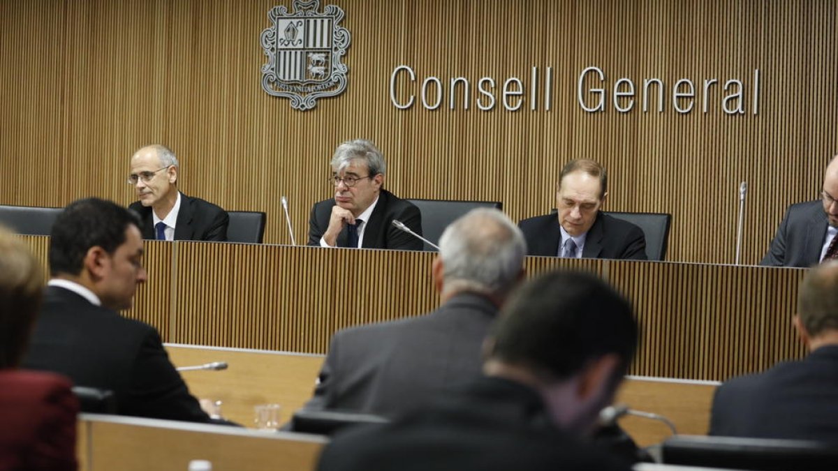 Toni Martí abans de començar la compàreixença a la comissió BPA