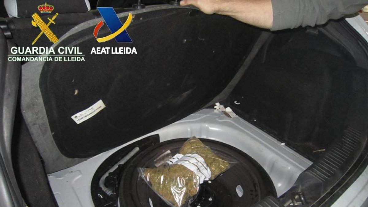 Detingut a la duana per possessió de marihuana i èxtasi