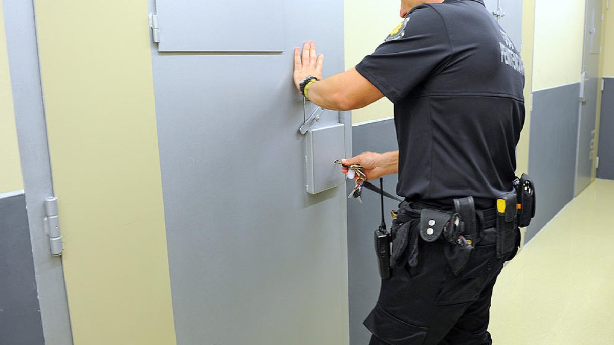 Els agents de presons estan fent aquest any hores extra per cobrir la falta de personal
