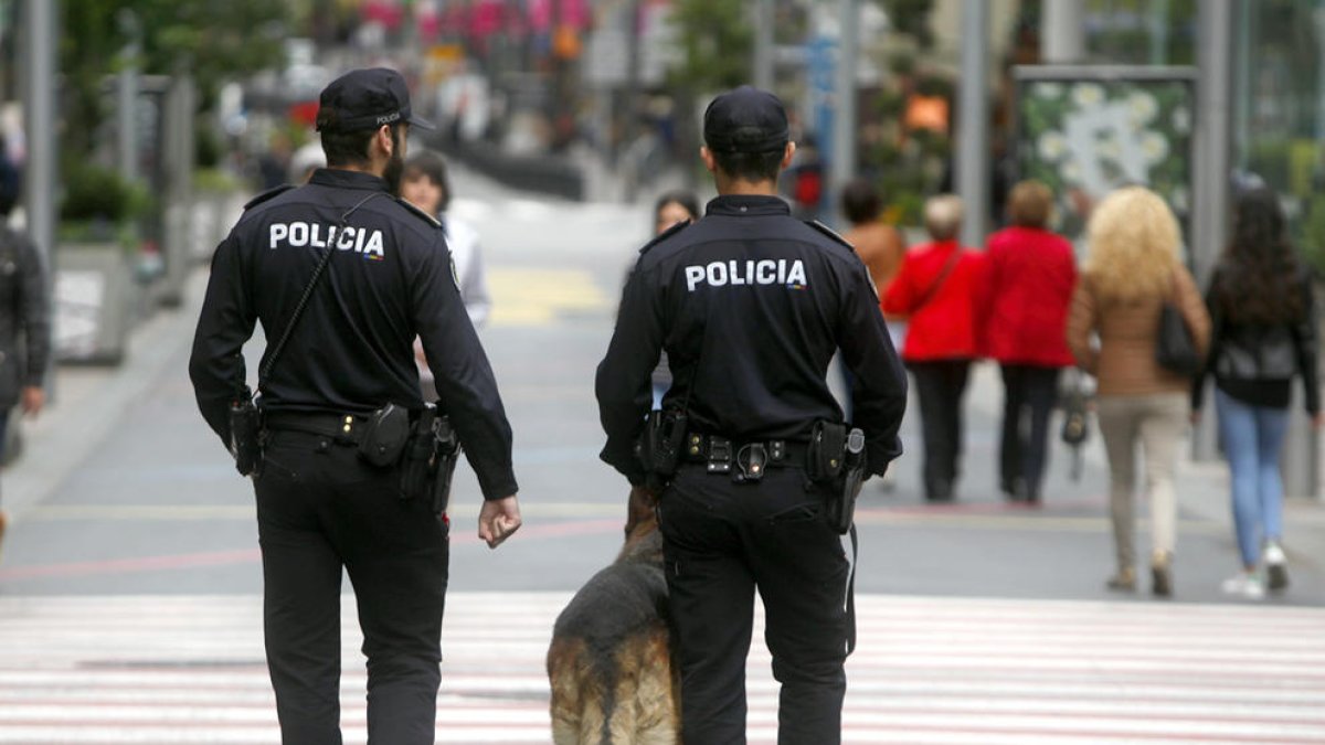 Detingut per exhibicionisme davant de menors