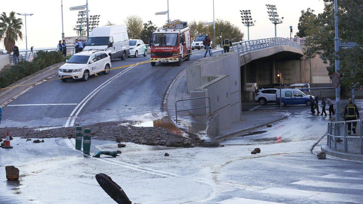 Inundació a la Ronda de Dalt per una fuita d'aigua