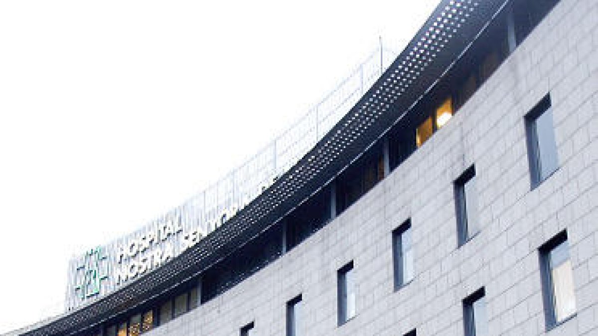 Una dona queda ferida en saltar d'un segon pis fugint d'un incendi