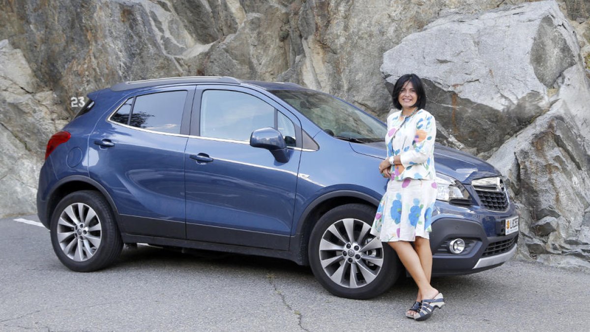 Meritxell Mateu al costat del seu Opel, nou de trinca.