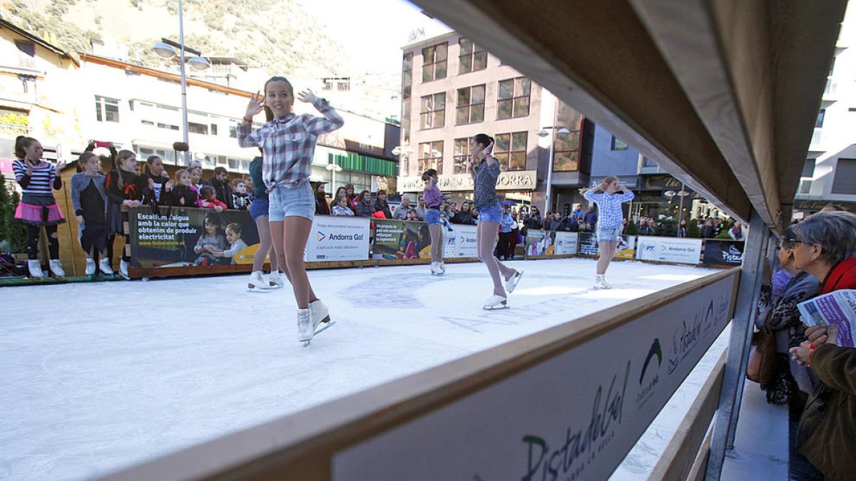 El comú convoca el concurs per llogar una pista de gel per al mercat de Nadal