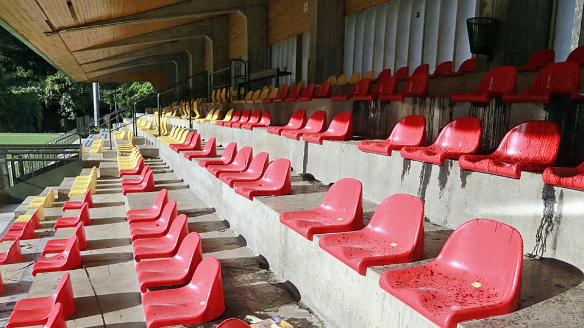 Vandalisme, 'botellón' i desperfectes al camp d'Aixovall