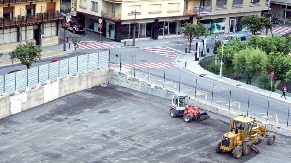 El comú asfalta el nou aparcament del Prat Nou