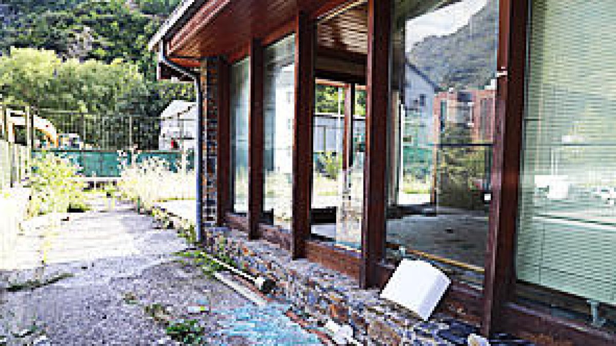 El vandalisme a Aixovall i la Setmana de l'isard, en to humorístic piulador