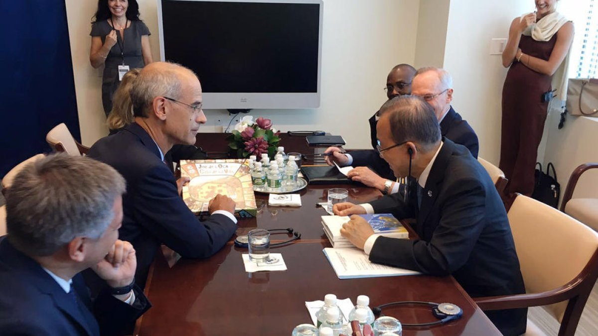 Martí regala un joc de l'Oca d'Andorra a Ban Ki-Moon
