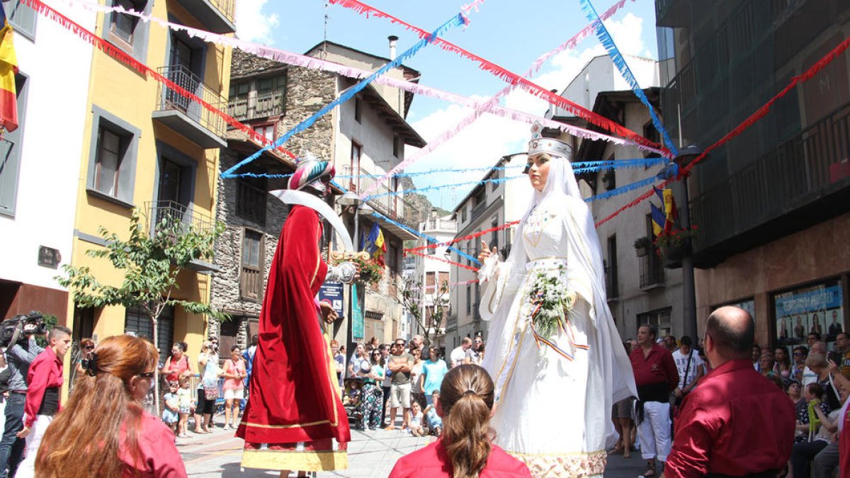 Els balls dels gegants i l'esbart, protagonistes de la festa major