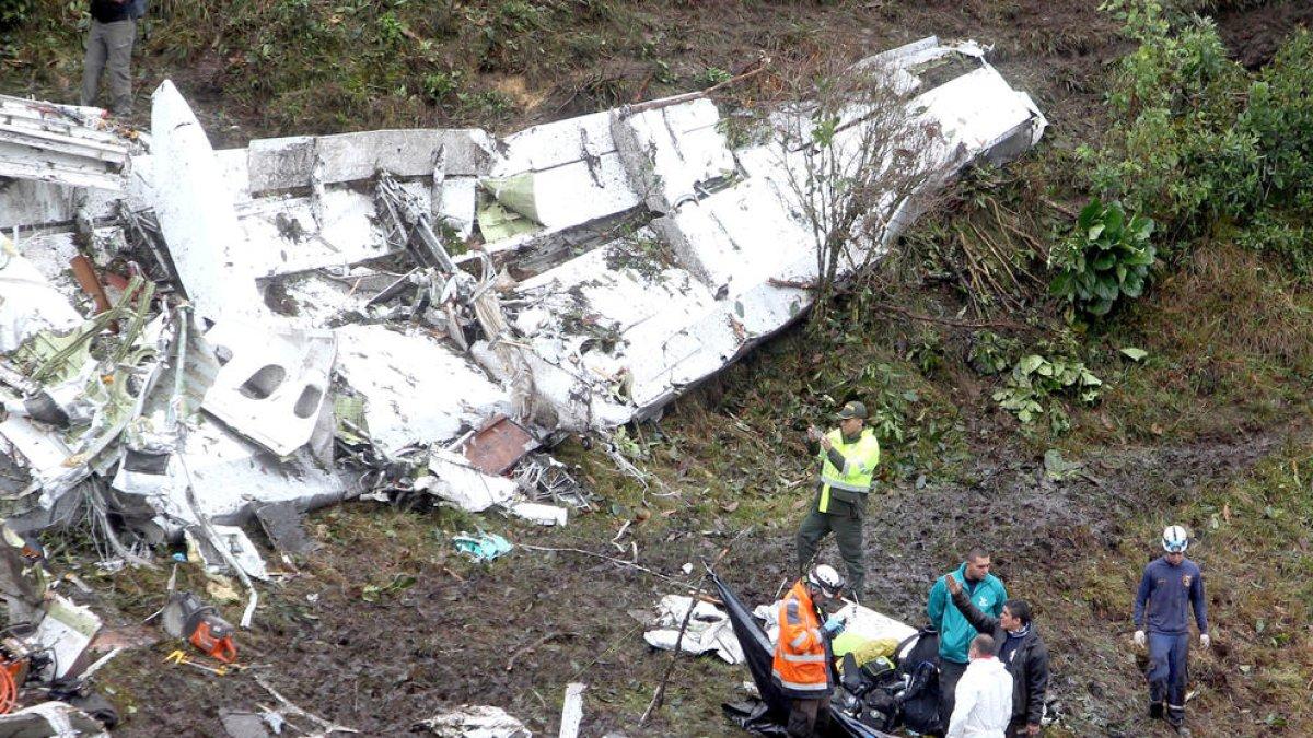 71 morts i sis ferits en estavellar-se l'avió d'un equip de futbol de Brasil