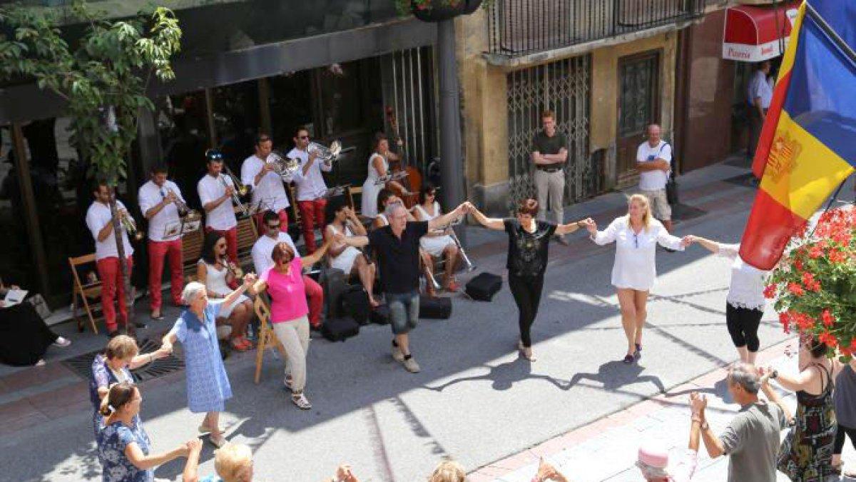 Missa, sardanes i passejada dels casats el tercer dia de festa