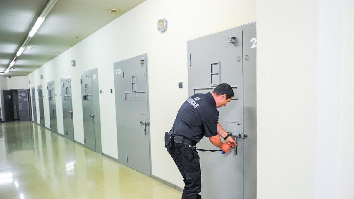 Deu anys ferms per abusar de la neta de la parella