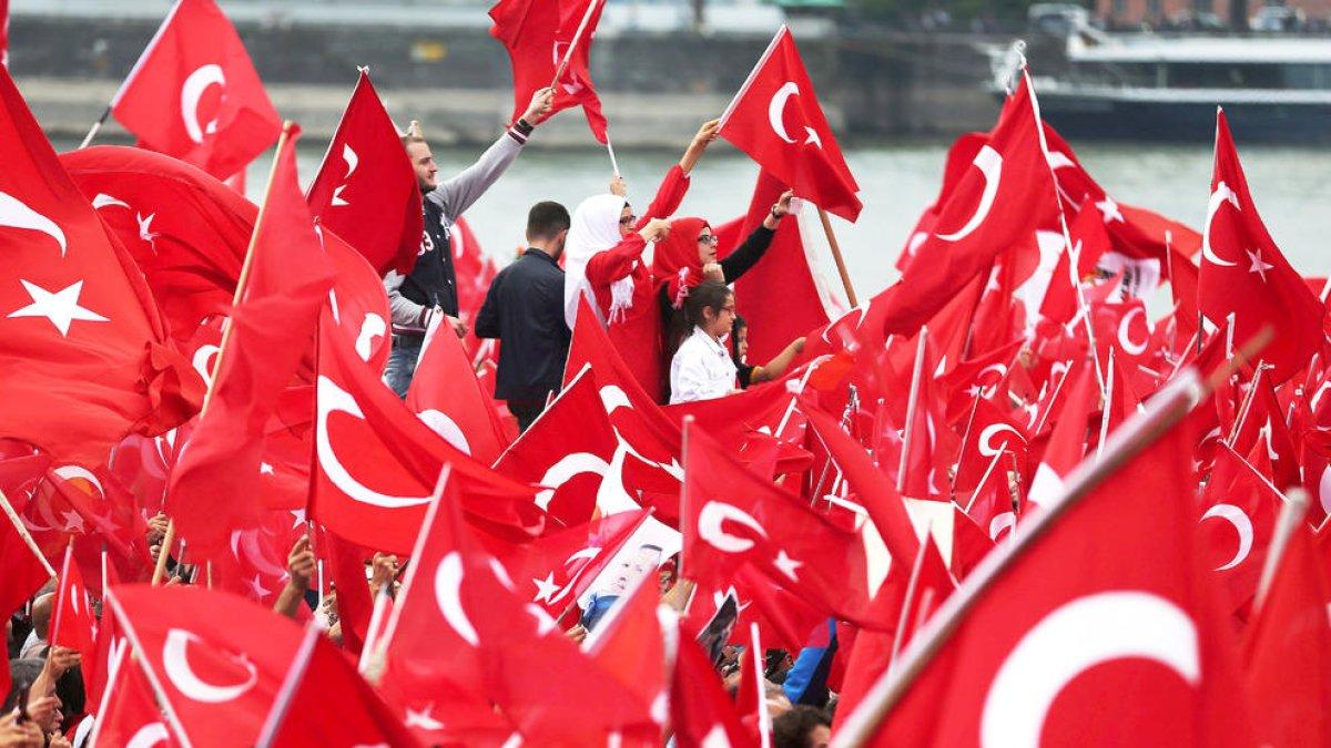Milers de turcs surten al carrer a Colònia per donar suport a Erdogan