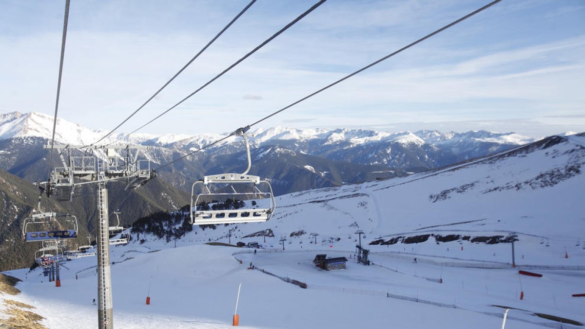 Un operari està greu en caure d'un telecadira